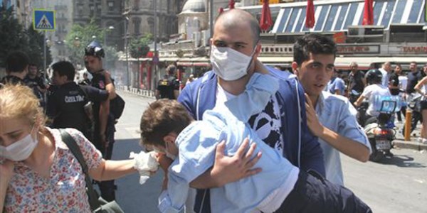 Polis önce bayılttı, sonra ayılttı/ Video
