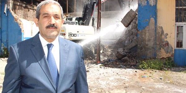 Başkan Ürgüp, eski sanayi yıkım çalışmalarına katıldı