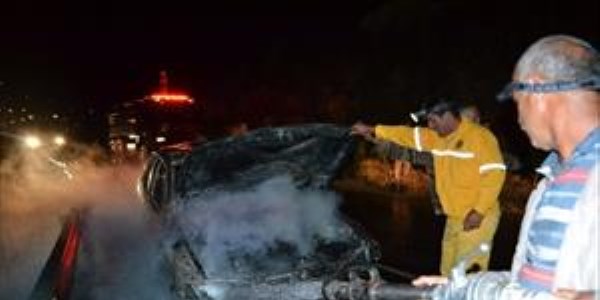 Seyir halinde alev alan araç hurdaya döndü