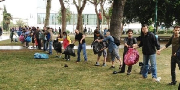 Gezi Park�'n� eylemciler temizliyor/Video