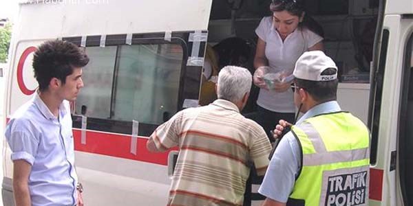 Otomobilin kapısının çarptığı kadın yaralandı