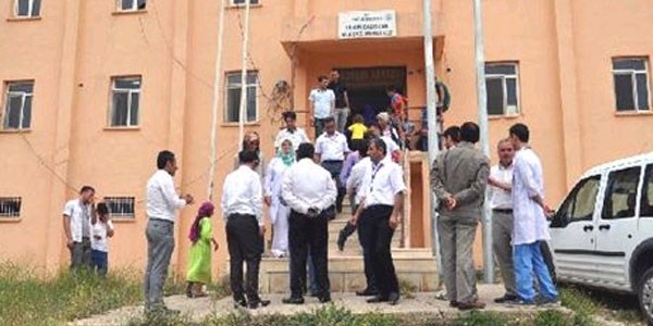 Doktorlar, izin günlerinde köye giderek, poliklinik yaptı