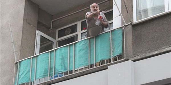 Y�r�y��e k�zan ya�l� adam g�stericilere �eki� f�rlatt�