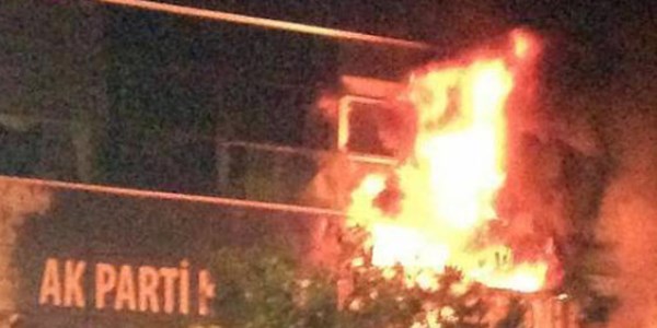 İzmir'de AK Parti ilçe binası ateşe verildi