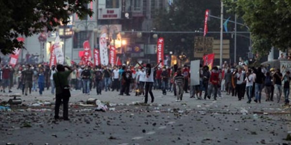 Beşiktaş'ta yine gaz bombası/Video