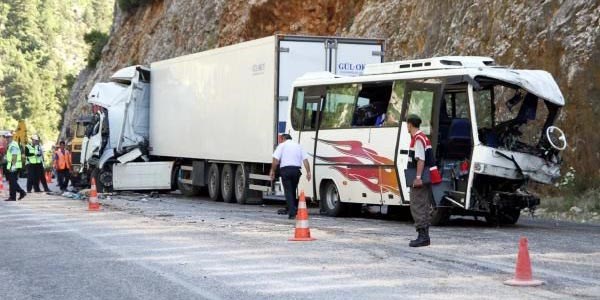 Halk oyunları ekibi kaza yaptı: 2 ölü, 24 yaralı/Video