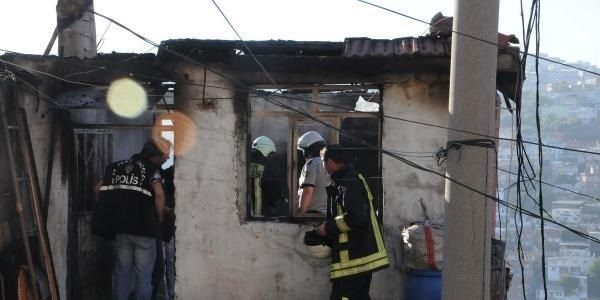 Evde çıkan yangında yanarak öldü