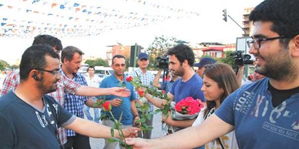 Eylemcilerden polise gül