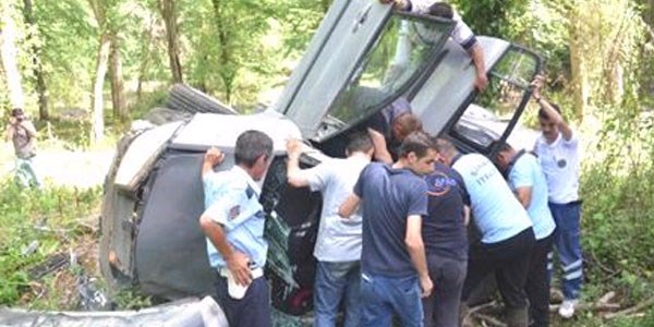 U�uruma yuvarlanan ara�ta s�r�c� s�k��t�