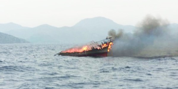Tekneleri batan turistler kurtarıldı