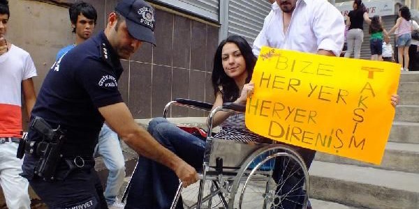 Alk��lanan ba�komiser kafas�na at�lan saks�yla yaraland�