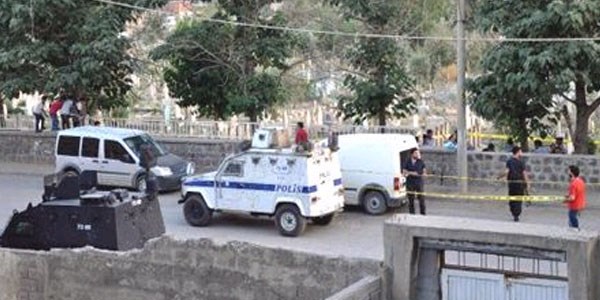 Cizre'de mezarl�kta elbiseyle g�m�l� 2 ki�iye ait kemikler bulundu