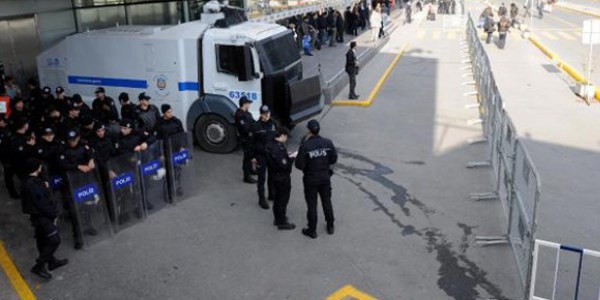 Güç kullanan polis Twitter'da aranacak
