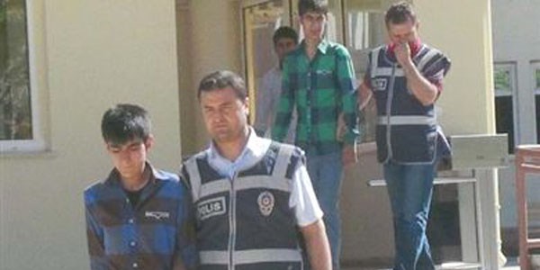Soydukları kuyumcunun elini öptüler