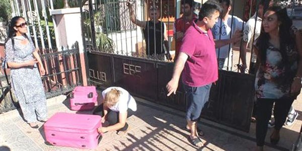 Hırsızlık yapan turist iki kız kardeşe sınır dışı