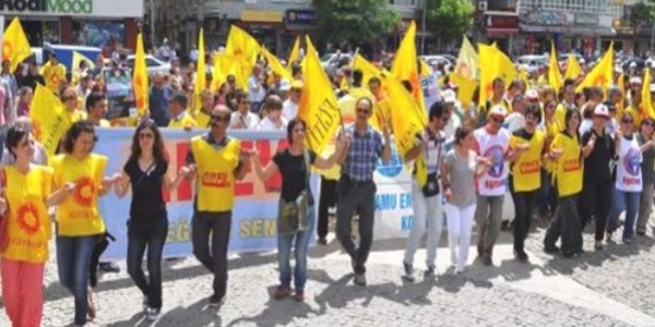 U�ak'ta davul, zurna ve halayl� i� b�rakma eylemi