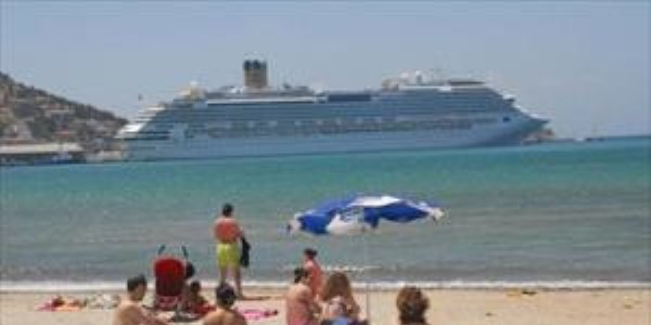 Protestolar nedeniyle bir turist gemisi rotas�n� de�i�tirdi