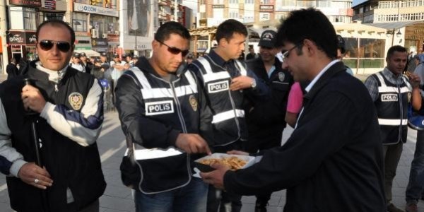 Eylemciler polise kandil simidi da��tt�