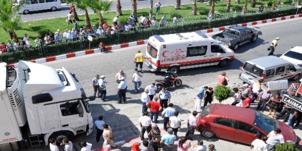 Kontrolden ��kan TIR, 6 arac� bi�ti