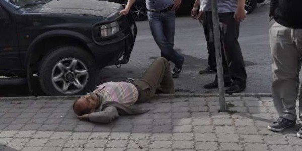 Kavga etti�i erkek arkada��n� b��akla yaralad�