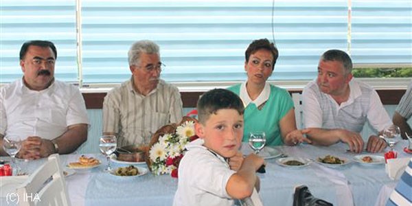35 yıl sonra yemekte buluştular