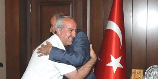 Oğlunu kurtaran polise teşekküre gitti, emniyet müdürü'ne böyle sarıldı