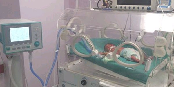 Akciğeri gelişmeyen bebek hava ambulansı ile başka bir hastaneye sevk edildi