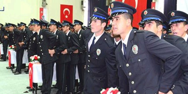 Polis okulunda 249 ��renci mezuniyet sevinci ya�ad�