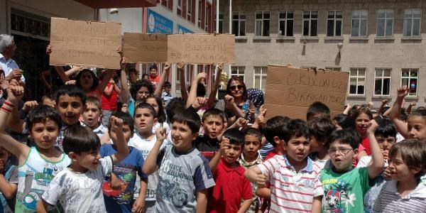 Kayseri'de veliler ve öğrencilerden okul eylemi