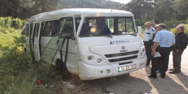���i ta��yan minib�s devrildi: 4 yaral�