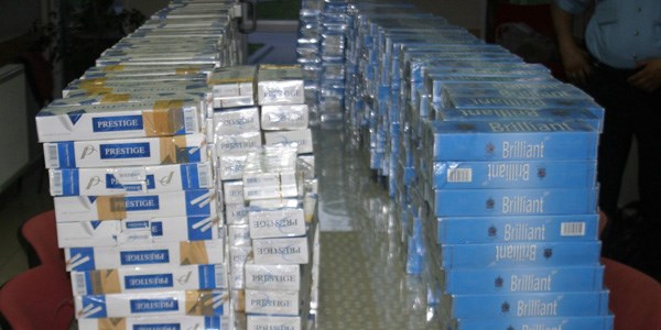 Üniversitelinin aracında 15 bin paket kaçak sigara ele geçirildi