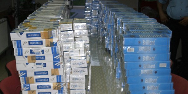niversitelinin aracnda 15 bin paket kaak sigara ele geirildi