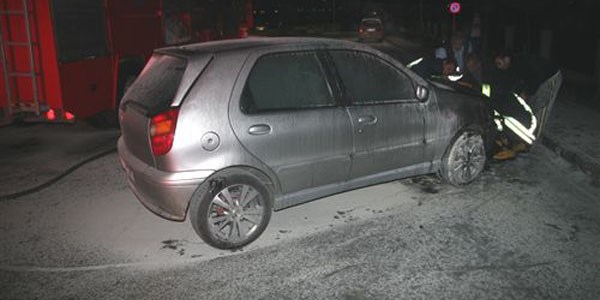 Hastane otoparkında alev alan araç paniğe neden oldu