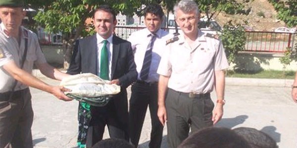 Aladağ'da öğrencilere kıyafet ve kırtasiye yardımı yapıldı
