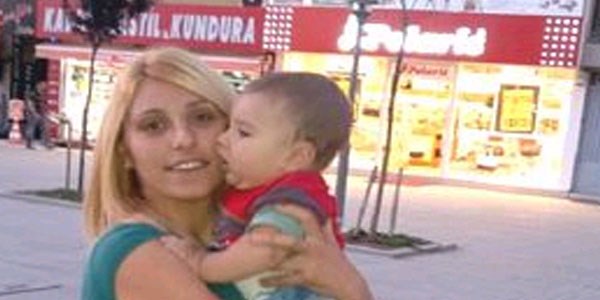 Kurşun yağmuruna tutulan otomobilde genç anne öldü