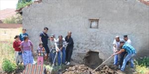 Gübre bataklığından kurtarılan atı itfaiyeciler yıkadı