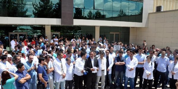 Doktora sald�r�y�, beyaz �nl�klerini yere atarak protesto ettiler