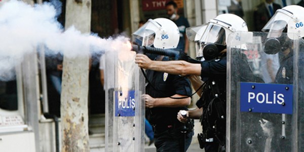 Polis gaz attığı esnada ne hissediyor?/ Video
