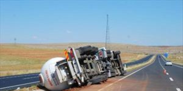 Hilvan'da LPG y�kl� t�r devrildi, s�r�c�s� yaraland�