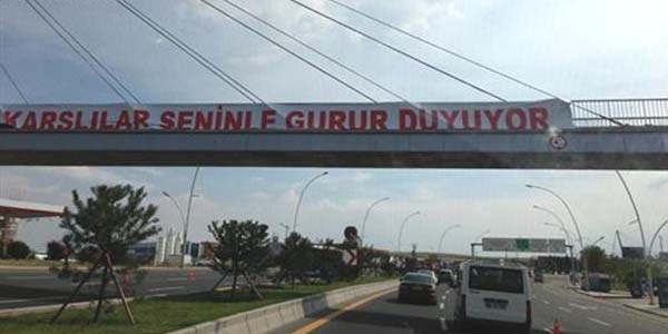 Karsl�lardan Ba�bakana pankartl� destek