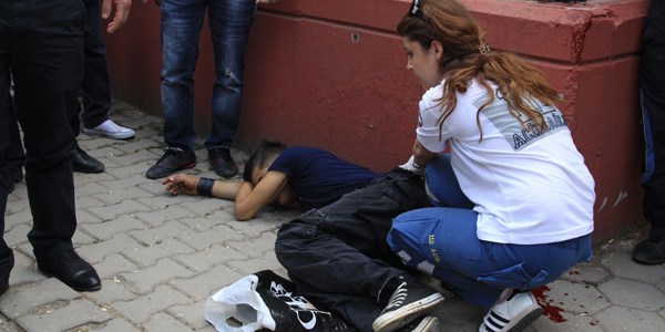 Kardeşini bıçaklayan şahsı bıçakladı
