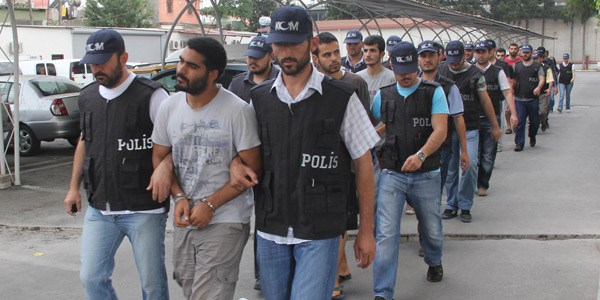 Adana'da twitter gözaltıları adliyeye sevk edildi