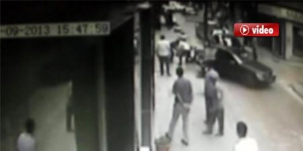 3 polis, avukatı böyle dövdü/ Video