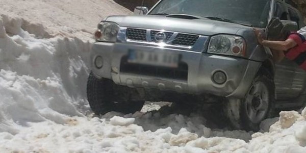 Hakkari'de kardan köylerine inemediler