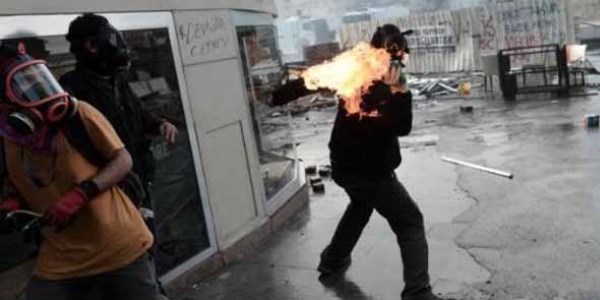 Molotoflu saldırganlar kendilerini yaktı/ Video