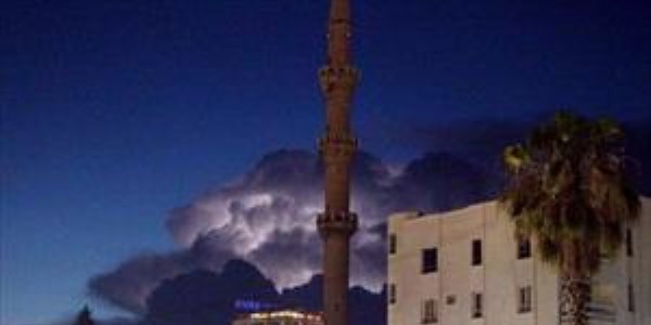 Şanlıurfa'da fırtına çatıları uçurdu