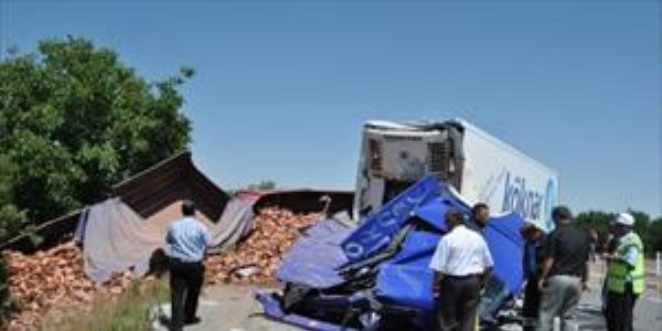 Tır ile kamyon çarpıştı: 1 ölü, 1 yaralı