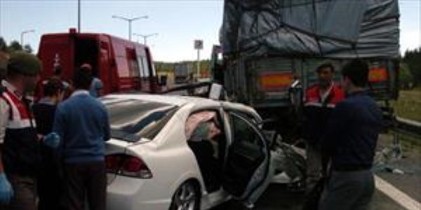 Otomobil, yol kenarındaki kamyona çarptı: 1 ölü, 2 yaralı