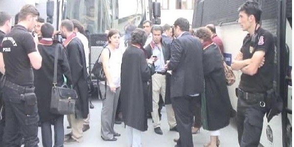 '2 avukatı neden gözaltına aldın' protestosunda 47 avukata daha gözaltı