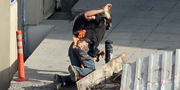 Polise molotof atarken kendilerini yaktılar!